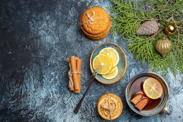 Vue de dessus tasse de thé avec tranches de citron et biscuits sur fond clair