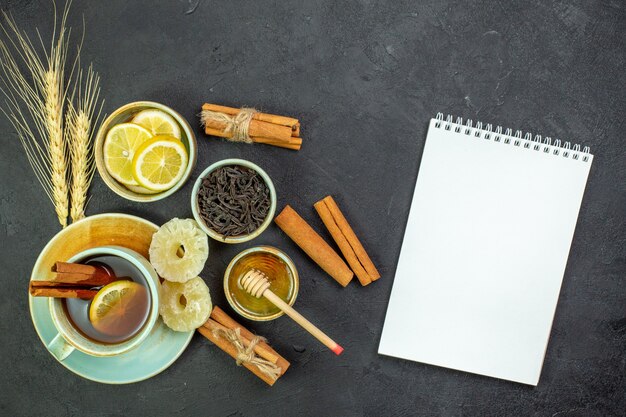 Vue de dessus tasse de thé avec des tranches de citron et du miel