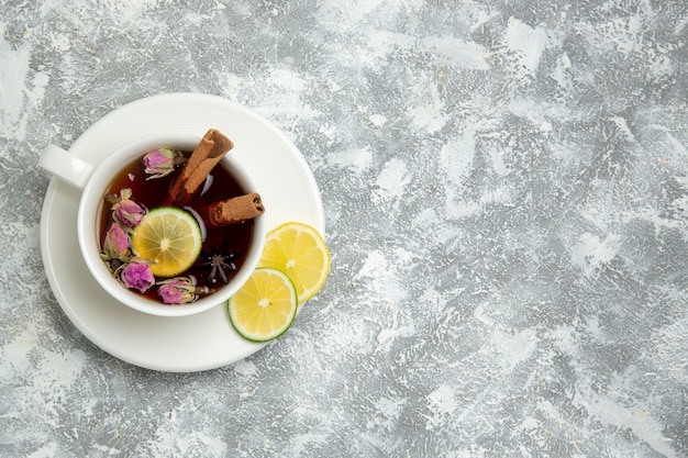 Vue de dessus tasse de thé avec des tranches de citron sur fond blanc thé boire petit déjeuner sucré chaud