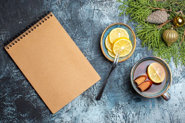 Vue de dessus tasse de thé avec des tranches de citron sur fond clair