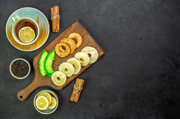 Vue de dessus tasse de thé avec des tranches de citron et des fruits secs