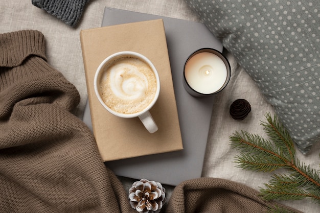 Vue de dessus des tasses à café chaudes scène d'hiver