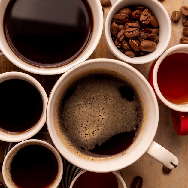 Vue de dessus des tasses de café avec un fond en bois