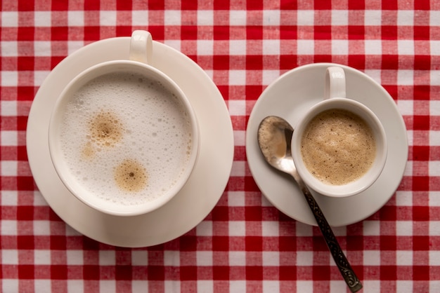 Vue de dessus des tasses de café avec fond quadrillé