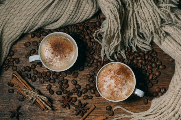 Vue de dessus des tasses à café avec des haricots grillés