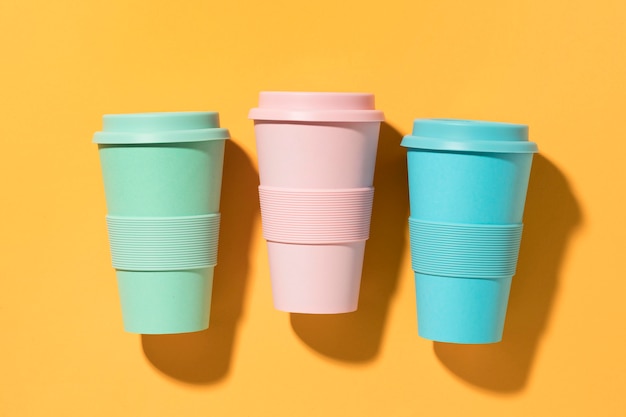 Vue de dessus tasses réutilisables colorées