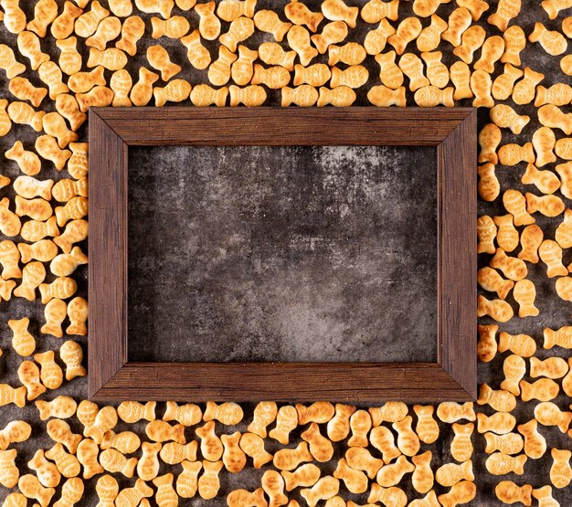 Vue de dessus texture des crackers avec copie espace dans un cadre en bois sur pierre noire horizontale