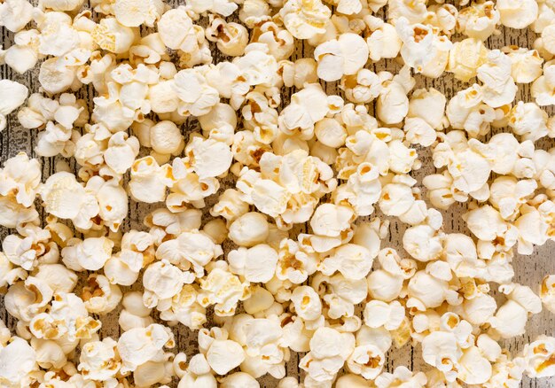 Vue de dessus de la texture du pop-corn sur l'horizontale en bois blanc