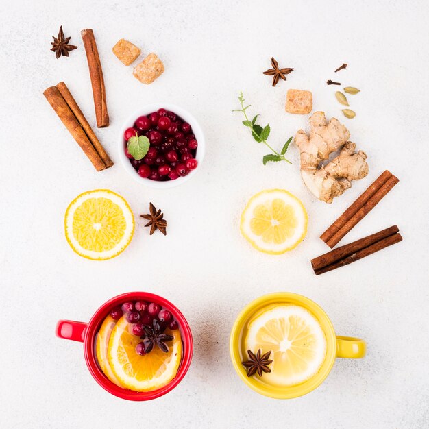 Vue de dessus thé au citron et fruits aromatisés