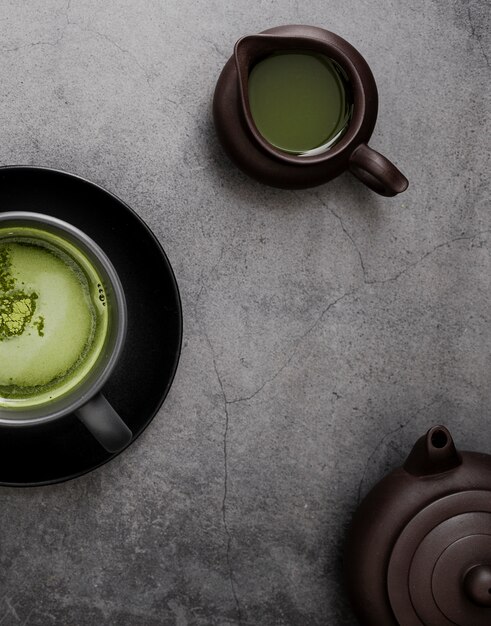 Vue de dessus de thé matcha avec théière