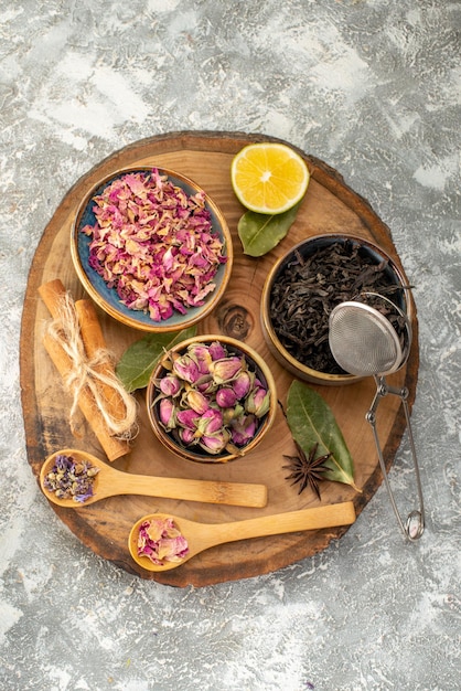 Vue De Dessus Thé Noir Frais Avec Des Fleurs Sur Fond Blanc Cérémonie Du Petit Déjeuner Saveur Fruits Nourriture Couleur Matin