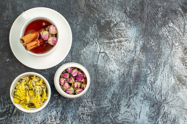 Vue de dessus de la tisane avec des fleurs sèches sur fond gris