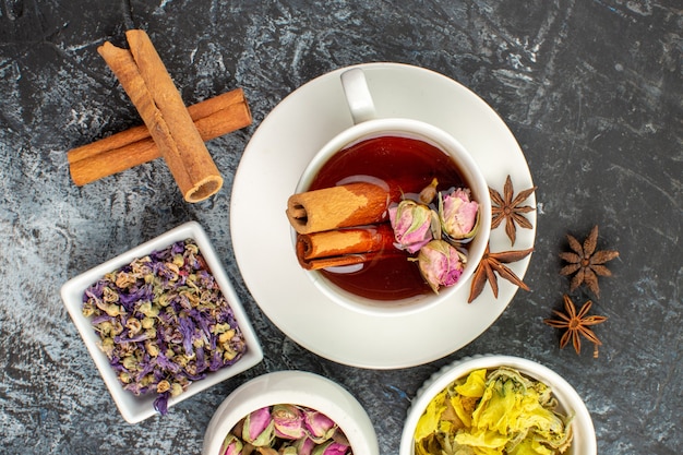 Vue de dessus de la tisane avec des fleurs sèches sur gris