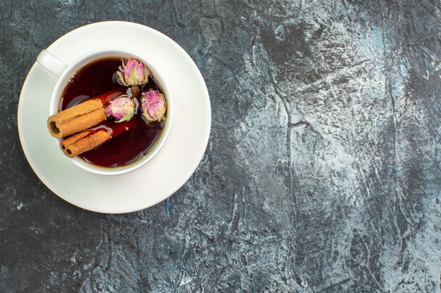 Vue de dessus de la tisane sur fond gris