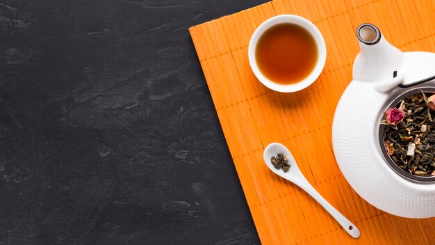 Vue de dessus de tisane sur un napperon orange