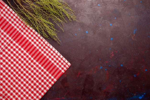 Photo gratuite vue de dessus tissu rouge à carreaux sur fond de photo couleur fond sombre