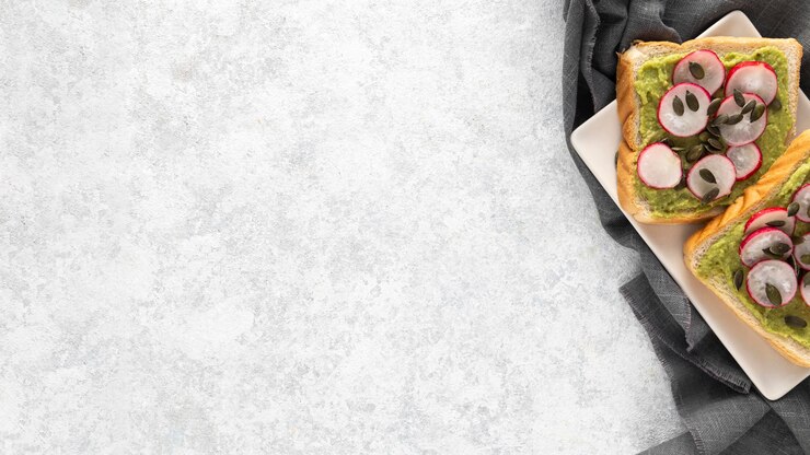 Photo gratuit vue de dessus toast à l'avocat avec radis et graines sur plaque avec copie-espace