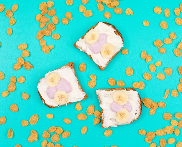 Vue de dessus des toasts avec cornflakes sur la surface bleue horizontale