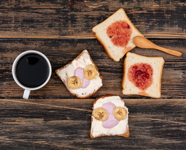 Vue de dessus des toasts avec une surface en bois sombre café horizontal