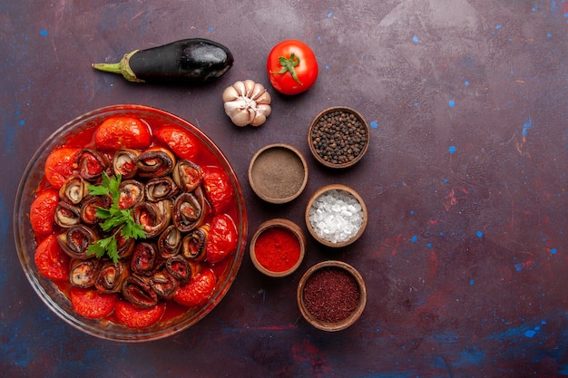 Photo gratuite vue de dessus tomates et aubergines repas de légumes cuits avec assaisonnements sur la surface sombre