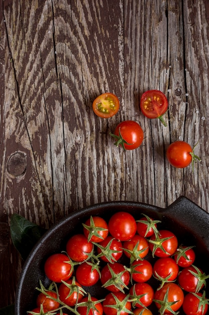 Vue de dessus tomates cerises sur assiette