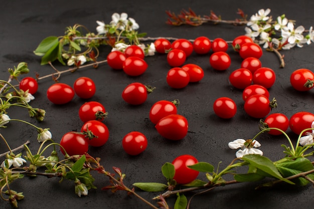 Vue de dessus des tomates cerises rouges fraîches sur le bureau sombre