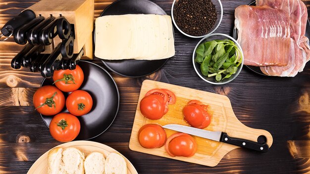 Vue de dessus des tomates coupées sur une table de cuisine vintage