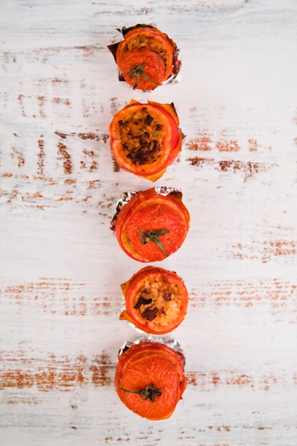 Photo gratuite vue de dessus des tomates farcies sur table