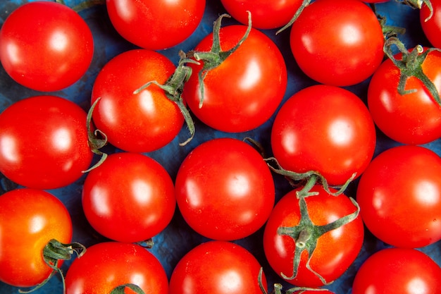 Vue de dessus des tomates fraîches sur fond bleu foncé