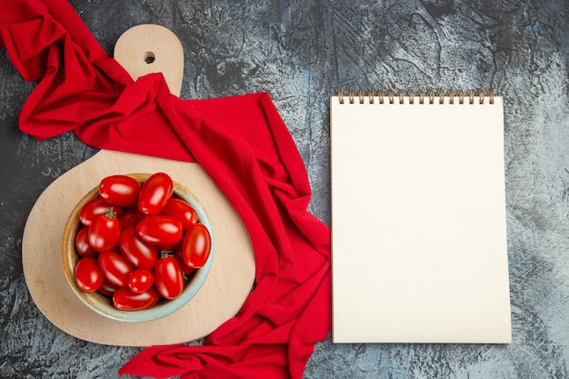 Vue de dessus tomates fraîches à l'intérieur de la plaque