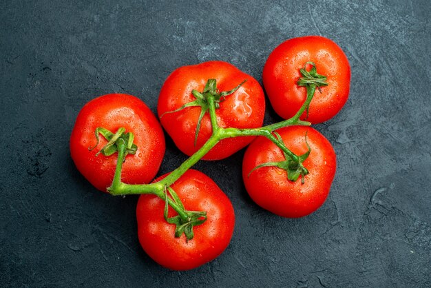 Vue de dessus des tomates fraîches sur une table sombre