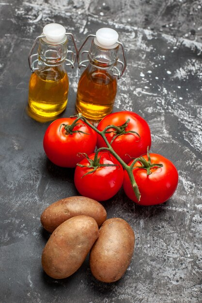 Vue de dessus des tomates mûres et des épices