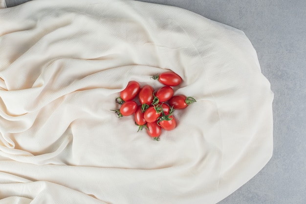 Vue de dessus des tomates piment rouge isolé sur béton.