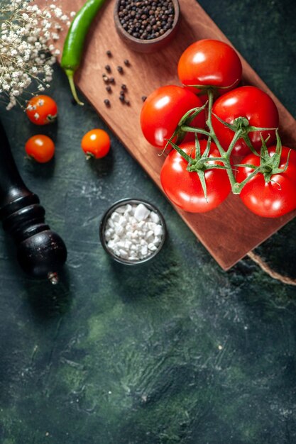 Vue de dessus tomates rouges sur fond sombre légume repas frais couleur poivre salade mûre alimentaire