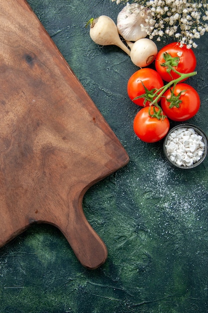 Photo gratuite vue de dessus tomates rouges fraîches à l'ail sur la surface sombre de la santé de la salade de repas de régime alimentaire couleur de la nourriture photo bureau