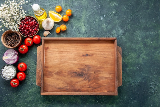 Vue de dessus tomates rouges fraîches avec bureau en bois sur fond sombre salade de repas santé nourriture couleur photo régime alimentaire espace libre