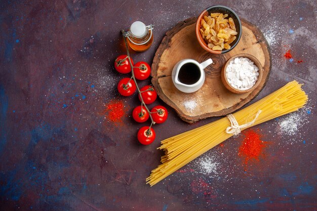 Vue de dessus tomates rouges fraîches sur fond sombre repas salade nourriture santé