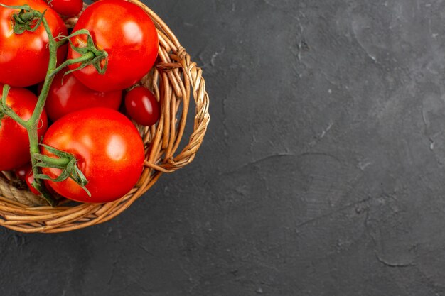 Vue de dessus tomates rouges fraîches à l'intérieur du panier