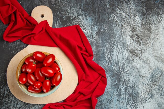 Vue de dessus tomates rouges fraîches à l'intérieur de la plaque