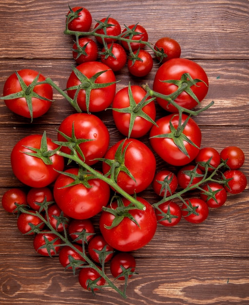 Vue de dessus des tomates sur une surface en bois