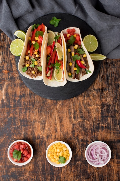 Photo gratuite vue de dessus des tortillas avec viande et légumes