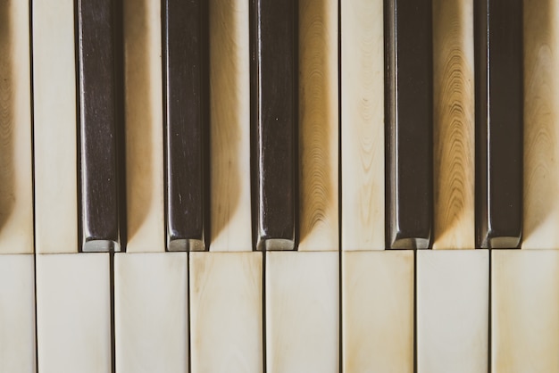 Vue de dessus des touches de piano d&#39;époque