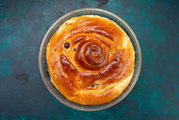 Vue de dessus tout le gâteau aux cerises avec des cerises au four à l'intérieur sur le gâteau de fond bleu foncé cuire au four sucre sucré