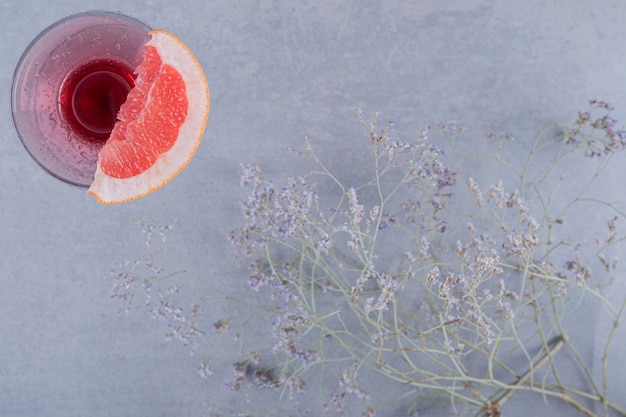 Vue de dessus de la tranche de pamplemousse et jus de fruits frais