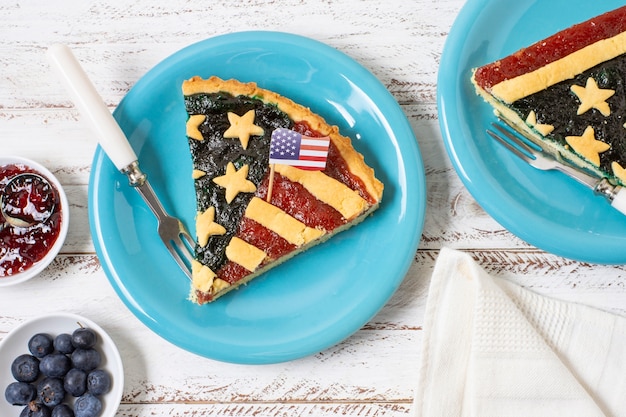 Vue de dessus tranche de tarte au drapeau usa sur plaque