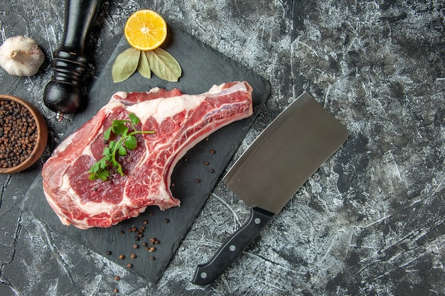 Vue de dessus tranche de viande fraîche sur une surface gris clair