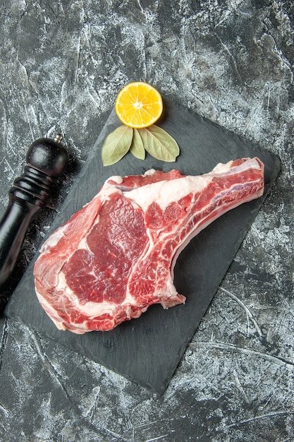 Vue de dessus tranche de viande fraîche sur une surface gris clair