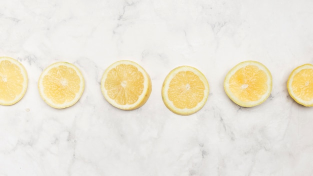 Photo gratuite vue de dessus de tranches de citron fraîchement coupées