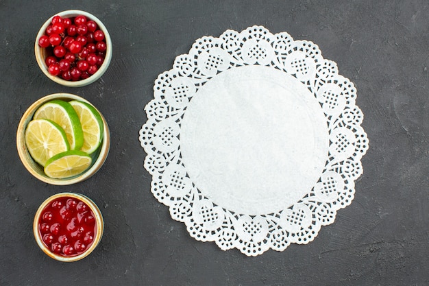 Photo gratuite vue de dessus des tranches de citron frais avec des baies