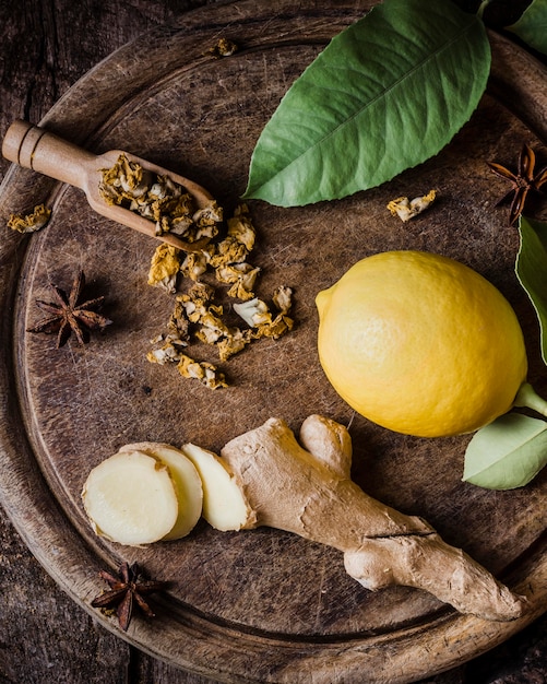 Vue de dessus des tranches de citron et de gingembre sur une planche à découper